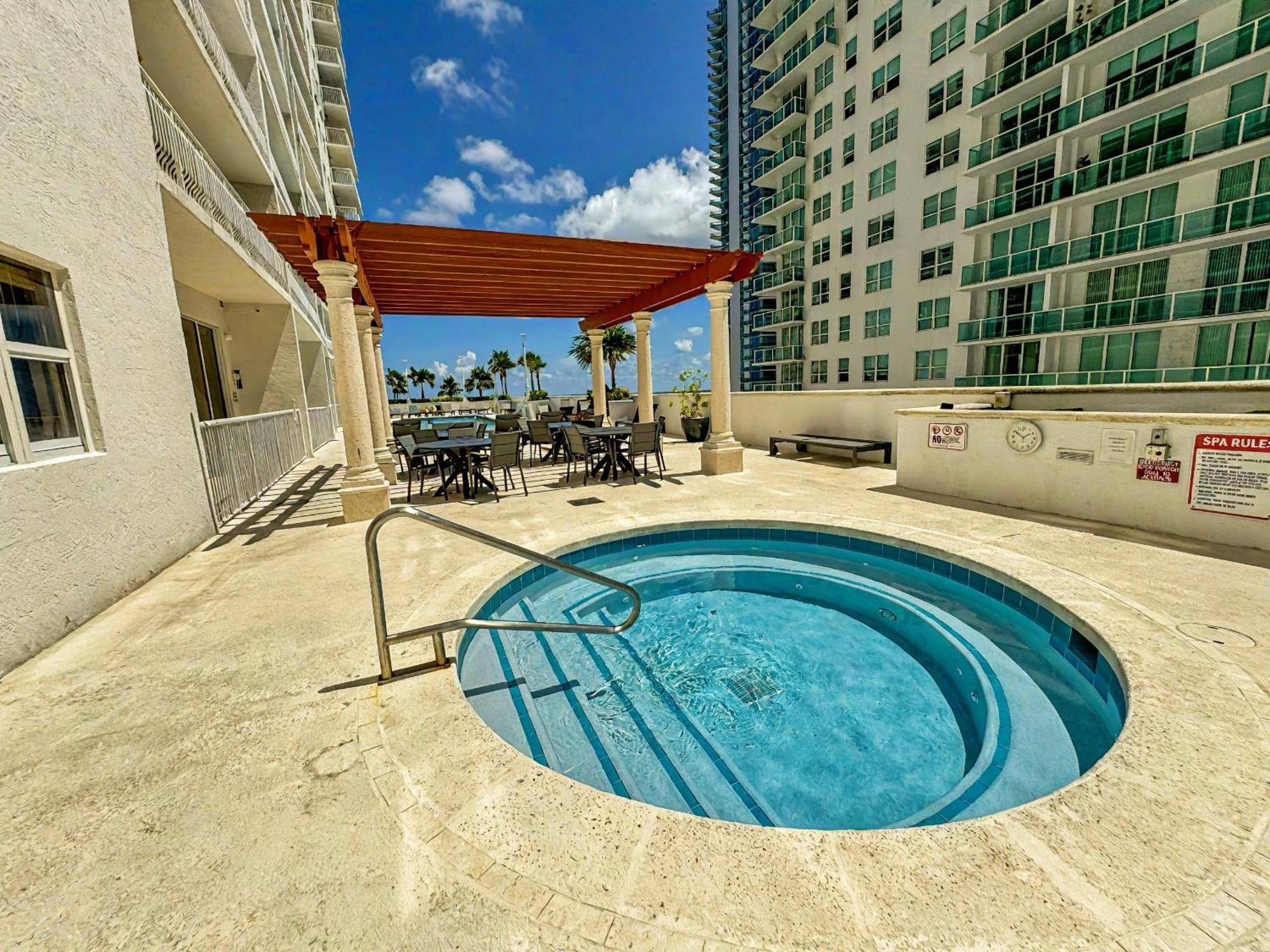 Appartement Elegant Centric Vibrant Pool Jacuzzi Free Parking à Miami Extérieur photo